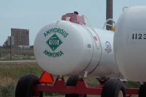 Display of anhydrous ammonia nurse tank placard, identification number, and proper shipping name