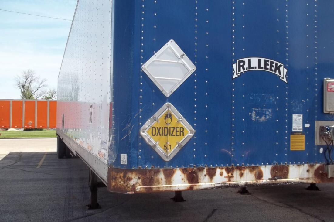 Class 5 Oxidizer placard on vehicle trailer